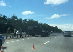 Военная бронемашина врезалась в разделительное заграждение под Ставрополем