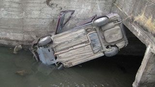 Два человека погибли при падении автомобиля в оросительный канал