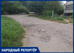 Размыло остатки дорожного покрытия: жители Георгиевска не могут выехать из дома