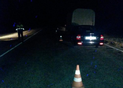 На трассе в Ставропольском крае "Приора" влетела в стоящий на обочине грузовик