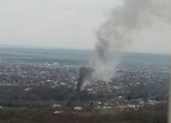 В Ставрополе горит заброшенный детский интернат на улице Вавилова 