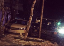 «Гелендваген» врезался в столб в Пятигорске