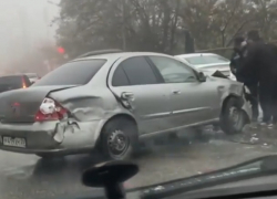 Последствия ДТП с участием трех автомобилей попали на видео в Ставрополе