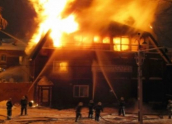 Горящую баню тушили 11 пожарных в Ставрополе