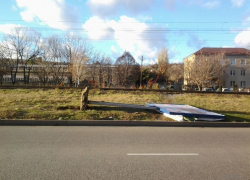 На Ставрополье ветер вырывает рекламные щиты