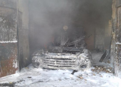 На Ставрополье загорелся бокс с тремя бензовозами