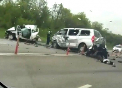 Страшное тройное ДТП с погибшими и разорванной на части "Приорой" в Ставропольском крае попало на видео