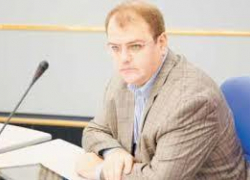 Лидер фракции ЛДПР Геннадий Ефимов посчитал, что председатель краевого парламента скрывает от него документы