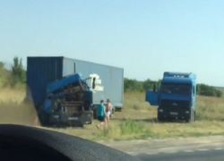 Два большегруза оказались в кювете в результате ДТП на Ставрополье и попали на видео 