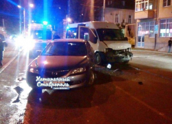 "Мазда" и маршрутка столкнулись в районе Верхнего рынка в Ставрополе