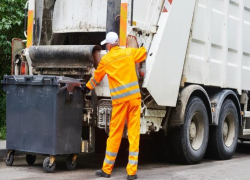 На Ставрополье водитель мусоровоза перевозил пассажиров в багажнике