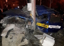 Водитель такси погиб в страшном столкновении с "Мерседесом" в Ставрополе, - очевидцы