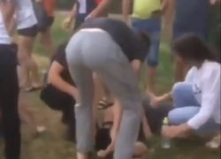 Внезапно рухнувшее дерево задавило двух девушек на озере под Пятигорском 