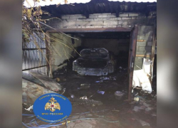 На Ставрополье в гараже загорелся автомобиль