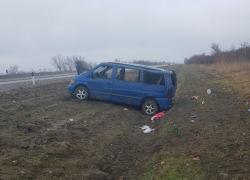 На трассе "Кавказ" минивэн съехал в кювет и перевернулся