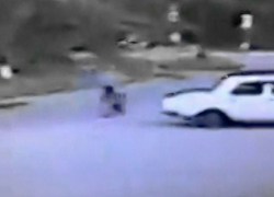 Молодой хулиган на велосипеде обжег едкой кислотой лица двум девочкам в Буденновске