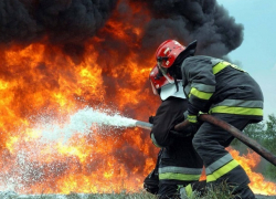 Двухэтажная автомастерская сгорела дотла в Невинномысске 