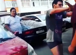 Молодой человек в трусах бросался на людей и машины возле детского садика в Ставрополе, - очевидцы