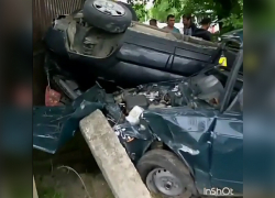 Сильно покореженные в результате ужасной аварии ВАЗ и "Киа-Спортейдж" снесли столб в Ставрополе и попали на видео