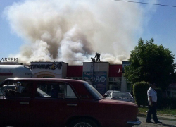 Сильный пожар на кровле магазина грозит взрывом соседней «заправки» на Ставрополье
