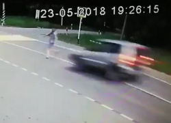 Появилось видео смерти пешехода под колесами "Нивы" на трассе в Ставропольском крае