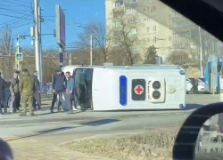 Машина скорой помощи столкнулась с автобусом и перевернулась в Ставрополе