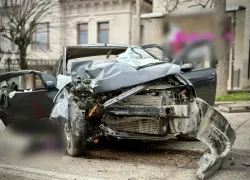 Иномарка на скорости врезалась в дерево в Железноводске: 2 человека погибли, один ранен