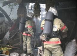 Гараж со стоящим внутри автомобилем полностью сгорел на Ставрополье