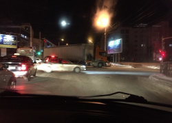 В юго-западном районе Ставрополя фура столкнулась с "семеркой"