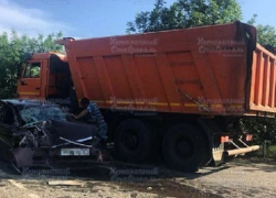 "Легковушка" влетела под КамАЗ на одной из трасс Ставропольского края