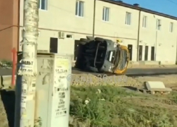 Пассажирская "Газель" перевернулась после ДТП с "Шевроле" под Ставрополем 