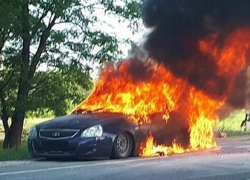 Объятая сильным пламенем "Лада-Приора" сгорела дотла на трассе под Ставрополем 