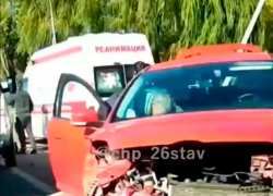 Последствия ДТП с «Фордом» попали на видео в Ставрополе - к месту прибыл реанимобиль