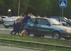  Могучая женщина-кондуктор и пассажиры трамвая вручную оттолкали перегородивший трамвайные пути  ВАЗ на Ставрополье 