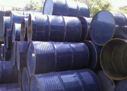 Упавшая 200-литровая бочка проломила голову молодому рабочему