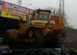 Водитель грузовика не рассчитал габариты своей техники и создал пробку в Невинномысске 