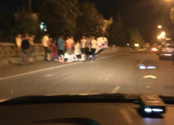 Ночью в центре Ставрополя на дороге перевернулся автомобиль "Хендай"