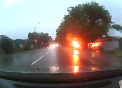 Водитель-лихач в Пятигорске снес дорожные знаки и вспыхнул 