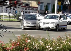 Обгонявшая поток машин через сплошную BMW "влетела" в Nissan на центральной улице Ставрополя