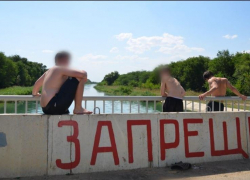 После гибели школьников подростки продолжают купаться в смертельном канале на Ставрополье 