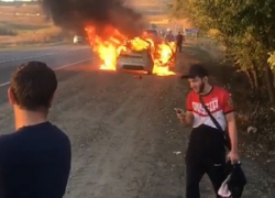 Автомобиль сгорел дотла в пригороде Ставрополя