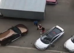 Женщина и несколько мужчин устроили драку в Ставрополе