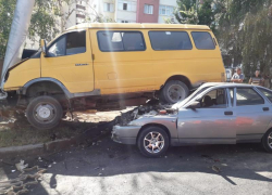 В Ставрополе на проспекте Кулакова легковушка «нырнула» под маршрутку