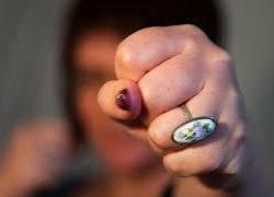 На Ставрополье женщина набросилась на полицейских, чтобы защитить приятеля