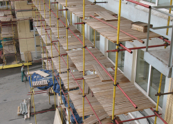 В Пятигорске местный житель упал со строительных лесов