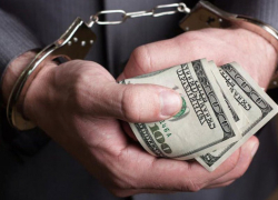 Бывшего опера из Пятигорска арестовали за полумиллионную взятку, полученную в валюте