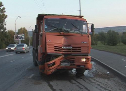 На КМВ грузовик врезался в легковой автомобиль