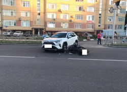 В Ставрополе женщина за рулем джипа наехала на мотоциклиста 