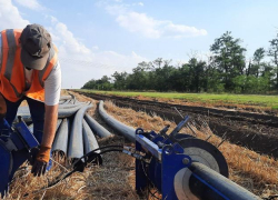 В пиковую жару в Грачевском округе идет масштабный ремонт водной магистрали 