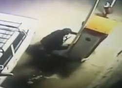 Одни и те же воришки в масках уже второй раз грабят наш платежный терминал, - представитель обслуживающей компании